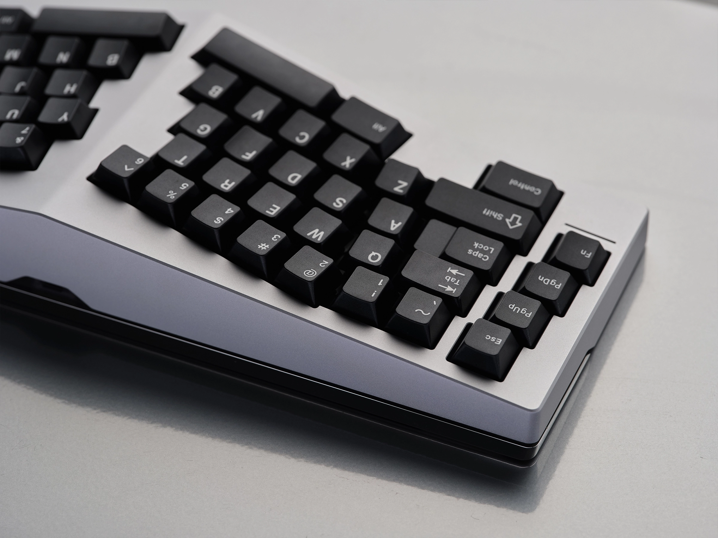 GMK CYL WOB (WHITE ON BLACK) KEYCAPS, close-up of white escape key